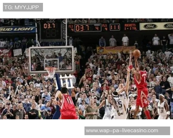 尼克斯与小牛激战正酣双方球员拼尽全力争夺胜利