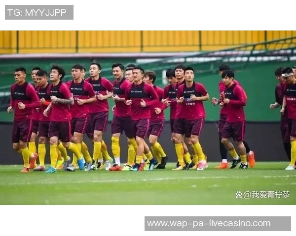 男足迎战沙特全力争胜期待精彩对决展现团队实力与战术智慧